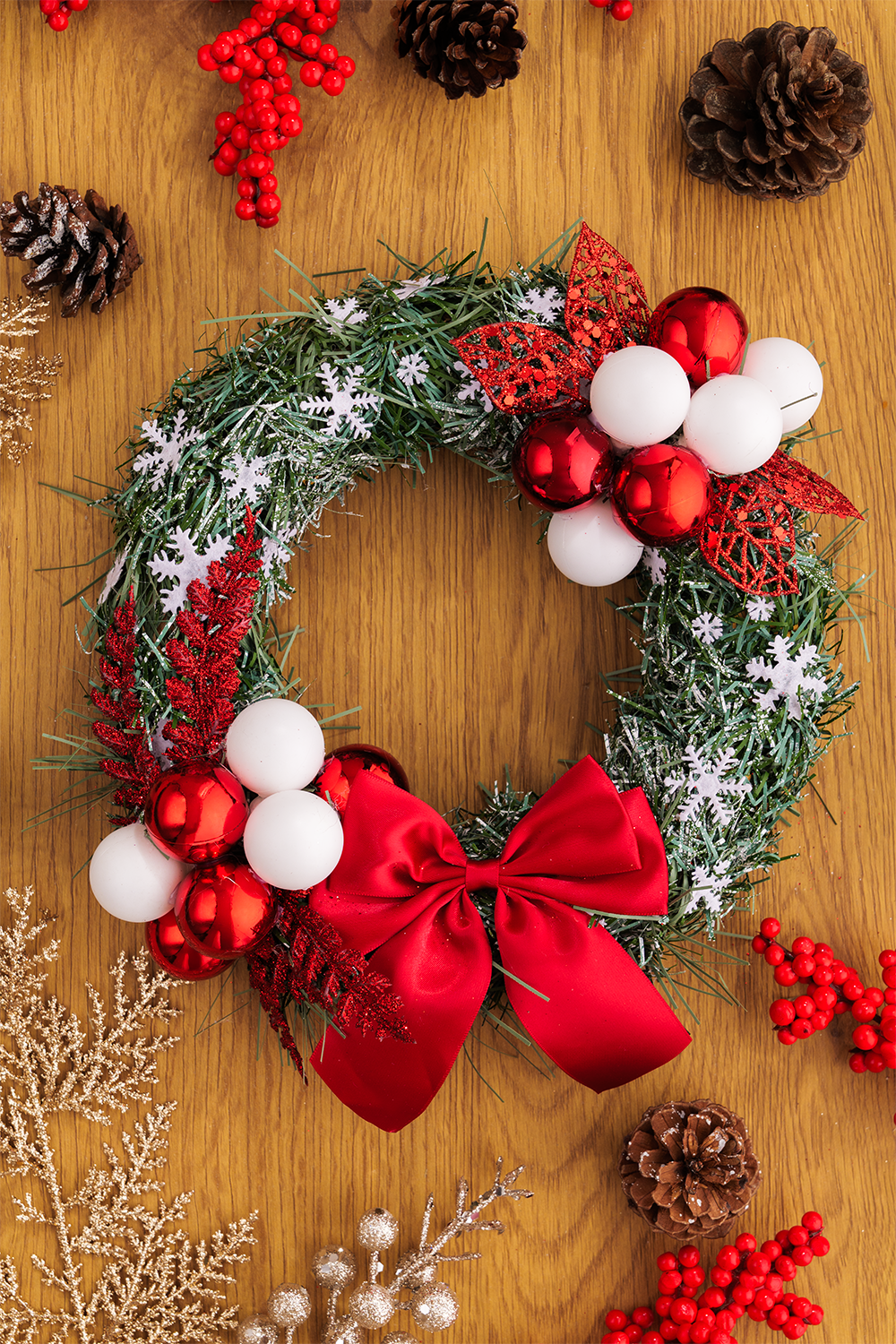 Kalėdinis vainikas "Scarlet"