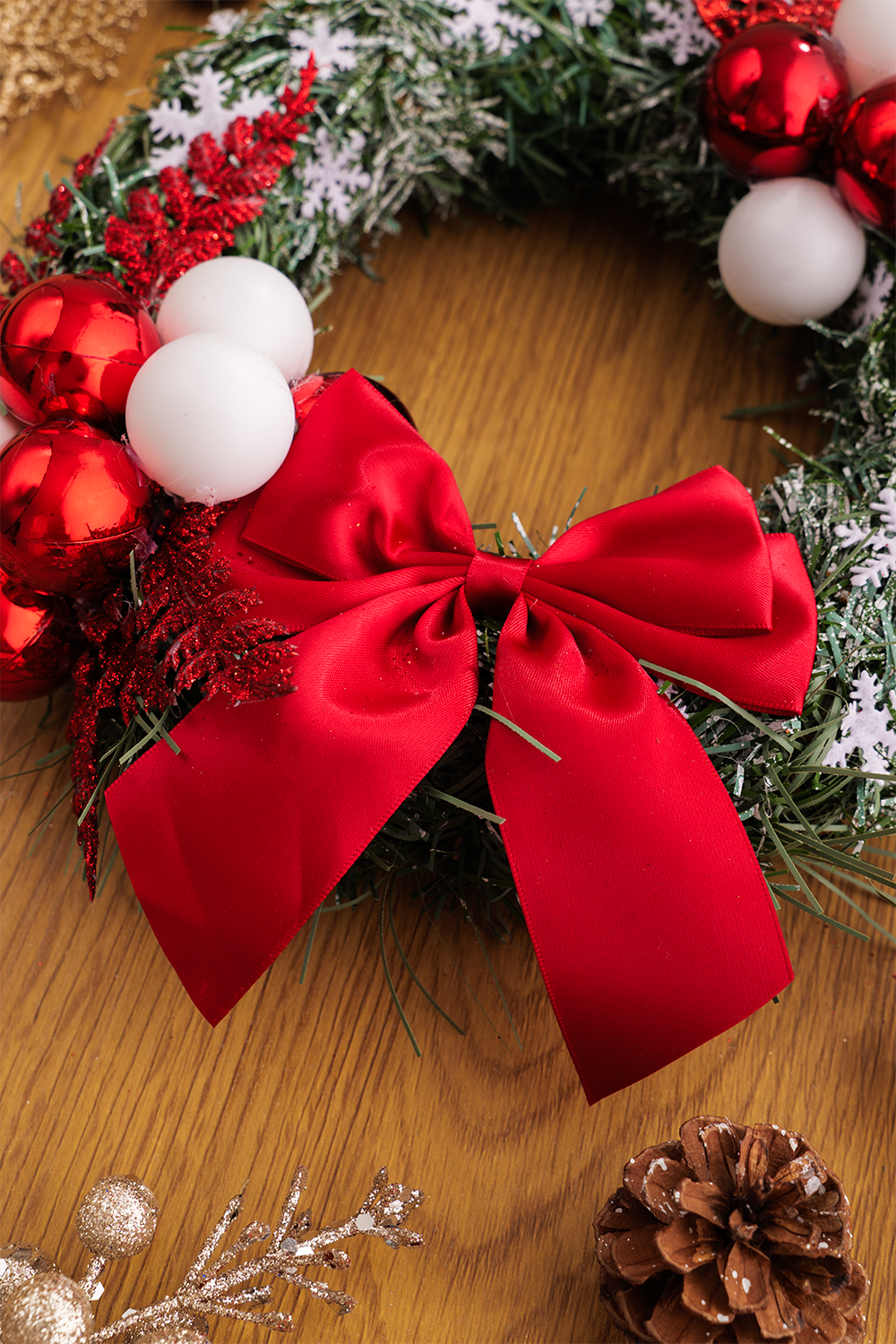 Kalėdinis vainikas "Scarlet"