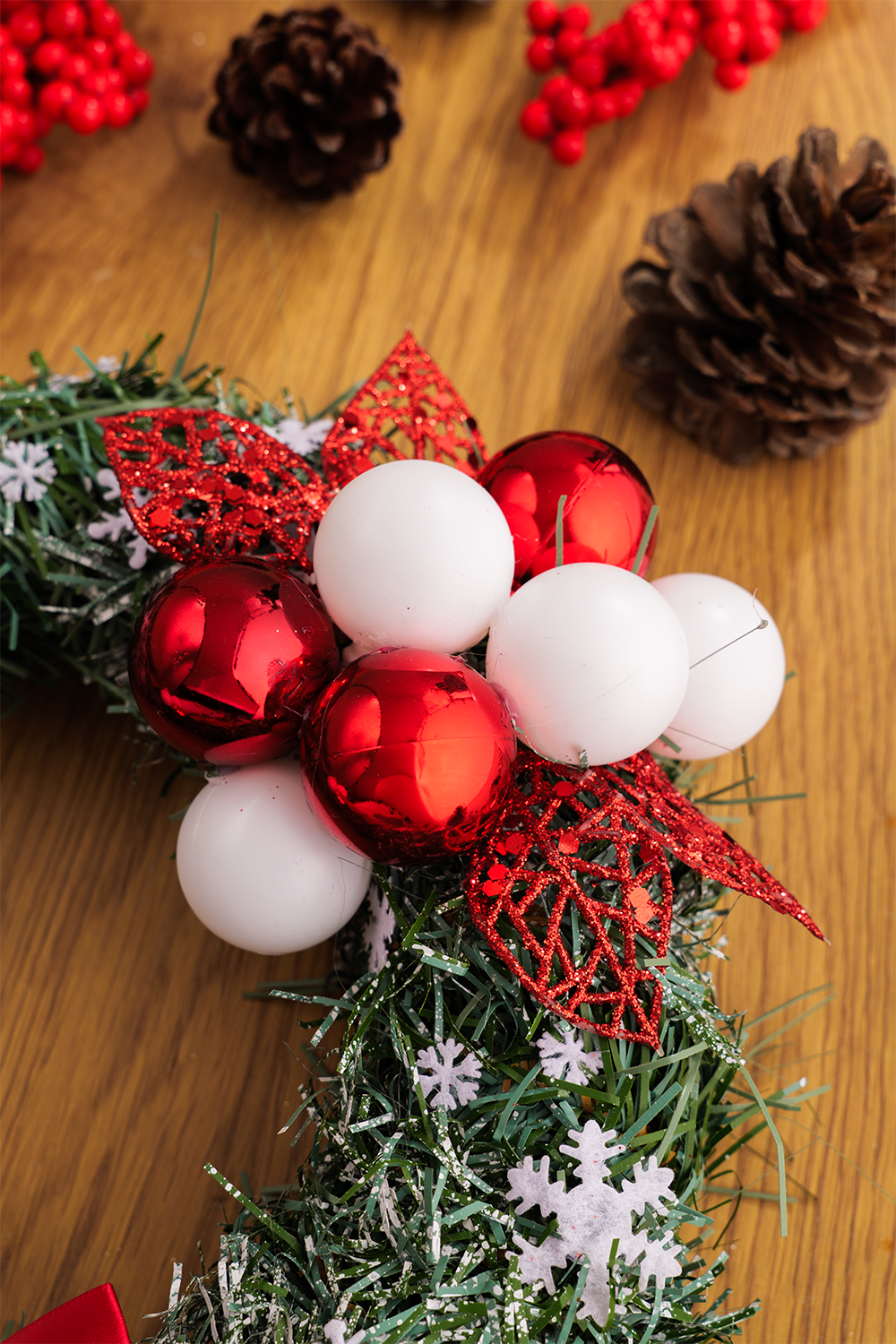 Kalėdinis vainikas "Scarlet"